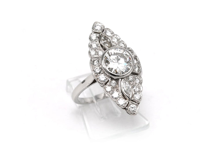 52 Années 70 - Bague marquise en or blanc et diamants 58 Facettes 23796