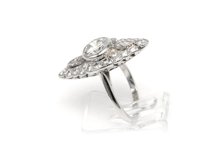 52 Années 70 - Bague marquise en or blanc et diamants 58 Facettes 23796
