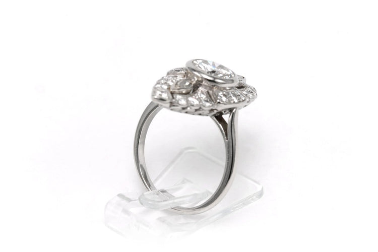 52 Années 70 - Bague marquise en or blanc et diamants 58 Facettes 23796