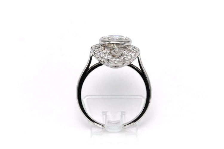 52 Années 70 - Bague marquise en or blanc et diamants 58 Facettes 23796