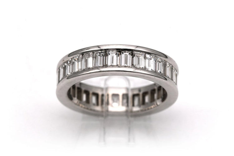 52 Alliance américaine contemporaine en or blanc et diamants baguette 58 Facettes 23831