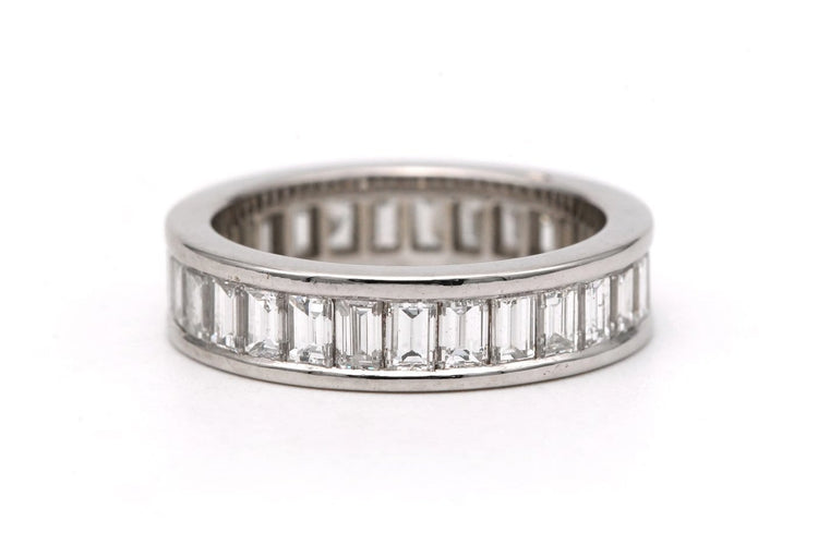 52 Alliance américaine contemporaine en or blanc et diamants baguette 58 Facettes 23831
