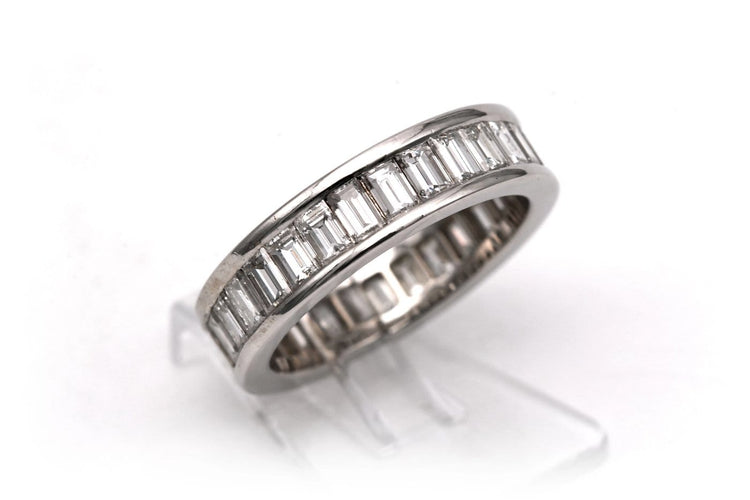52 Alliance américaine contemporaine en or blanc et diamants baguette 58 Facettes 23831