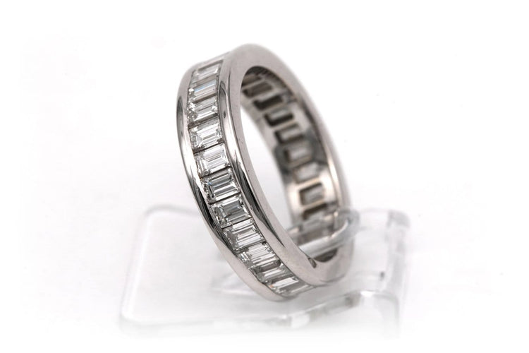 52 Alliance américaine contemporaine en or blanc et diamants baguette 58 Facettes 23831