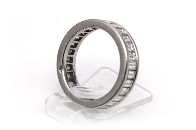 52 Alliance américaine contemporaine en or blanc et diamants baguette 58 Facettes 23831