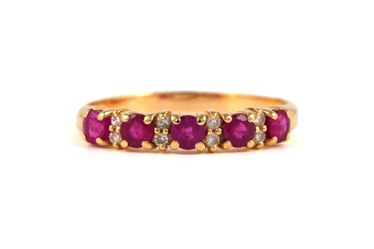 58 Bague contemporaine en or jaune, rubis et diamants 58 Facettes B885