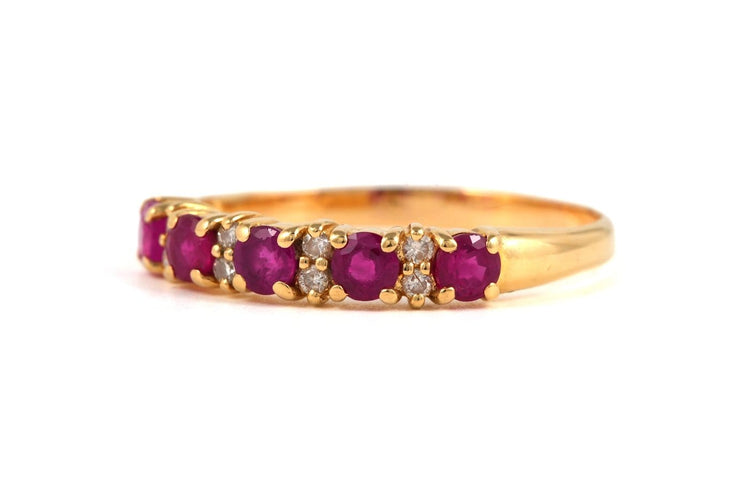 58 Bague contemporaine en or jaune, rubis et diamants 58 Facettes B885