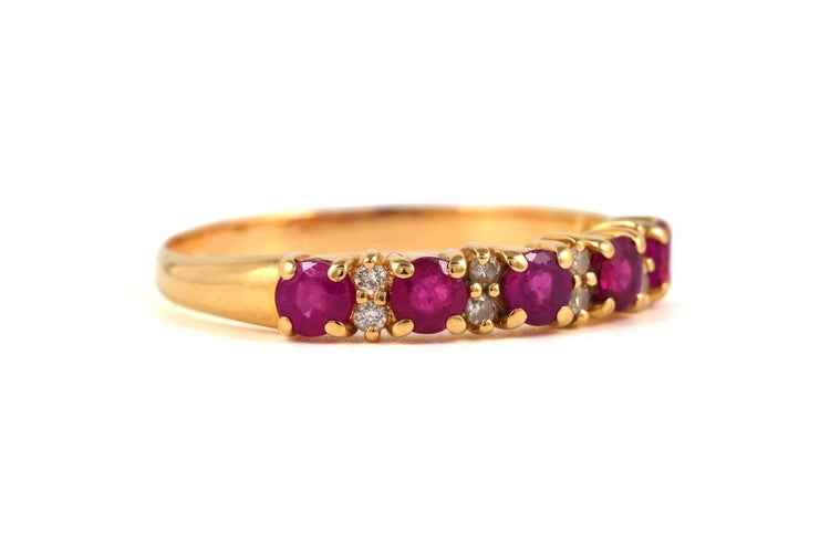 58 Bague contemporaine en or jaune, rubis et diamants 58 Facettes B885