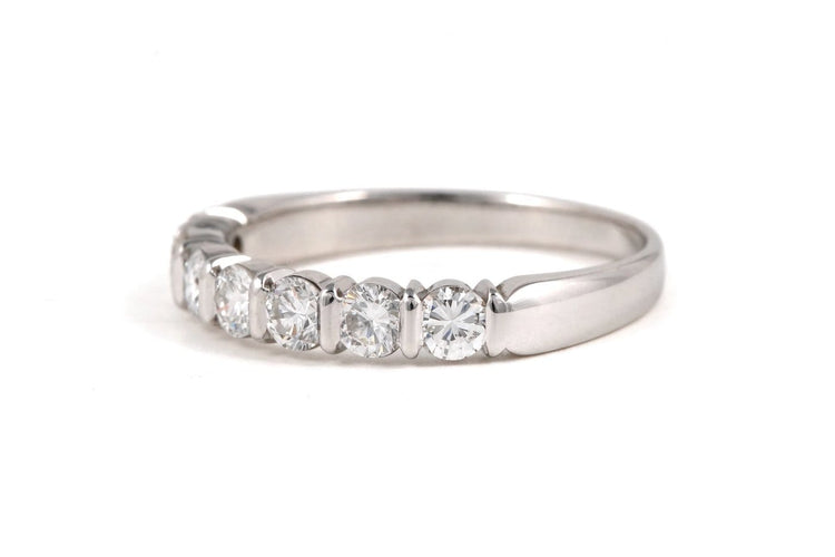 54 Bague contemporaine en or blanc 18 carats et diamants 0,70 ct 58 Facettes 23903