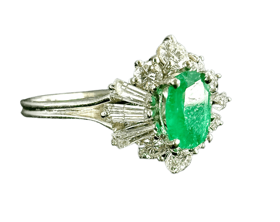 62.5 Bague en or blanc avec émeraude ovale et diamants 58 Facettes Bague 8