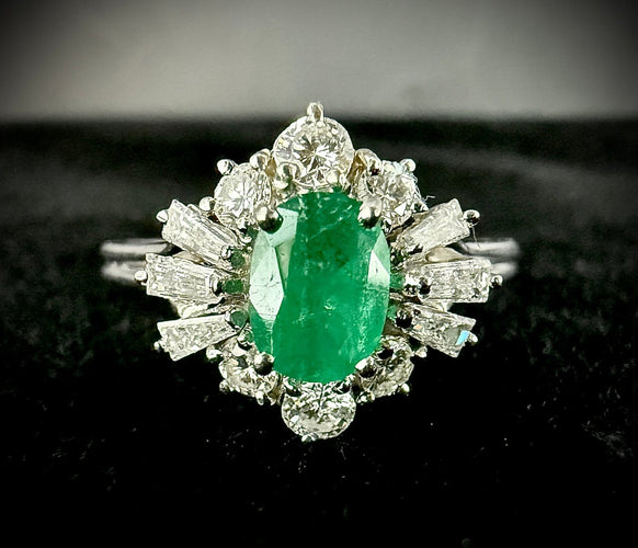 62.5 Bague en or blanc avec émeraude ovale et diamants 58 Facettes Bague 8