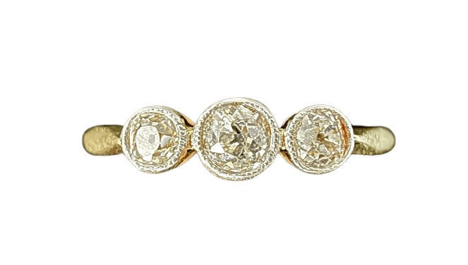 54 Bague trilogie ancienne en or jaune, platine et diamants 58 Facettes Bague 0012
