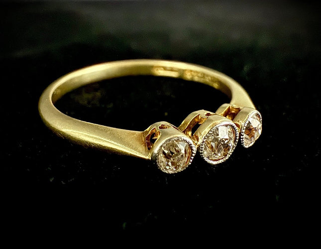 54 Bague trilogie ancienne en or jaune, platine et diamants 58 Facettes Bague 0012