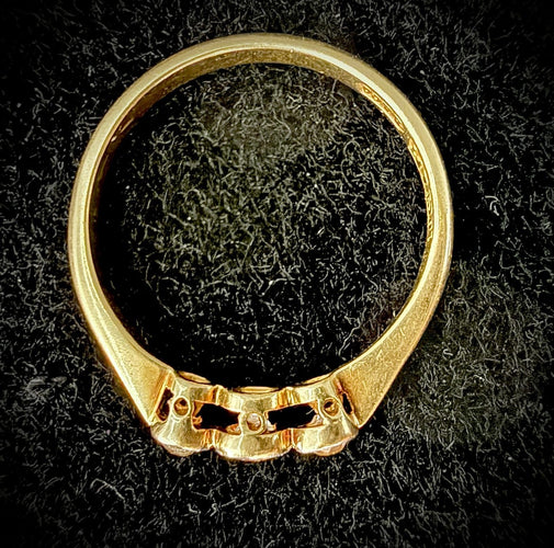 54 Bague trilogie ancienne en or jaune, platine et diamants 58 Facettes Bague 0012