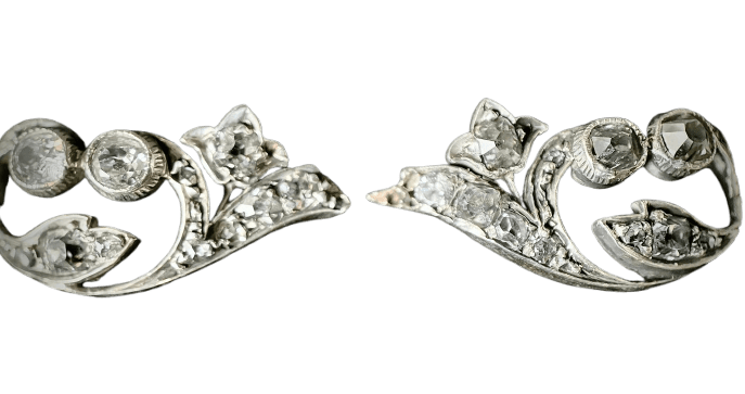 Boucles d’oreilles anciennes en or jaune, platine et diamants 58 Facettes Boucles 9