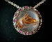 Pendentif équestre en cristal d’Essex, or jaune, rubis et diamants 58 Facettes Pendentif 19