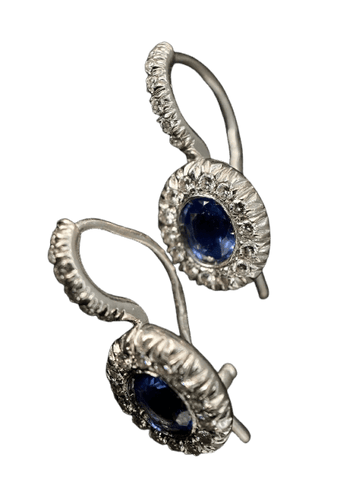 Boucles d’oreilles dormeuses italiennes en or blanc, saphirs et diamants