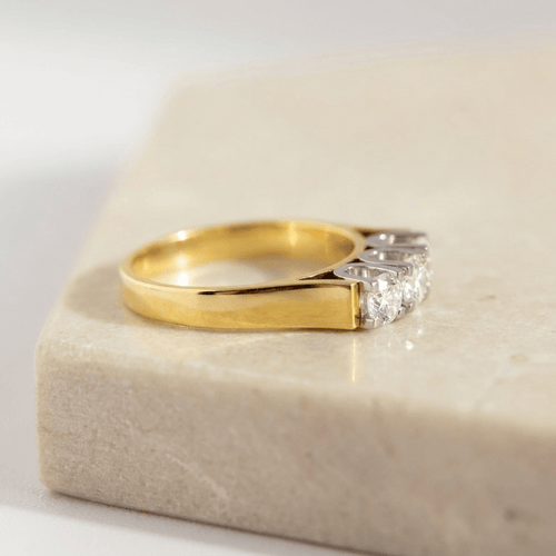 https://cdn.shopify.com/s/files/1/0442/6560/3235/files/Three-Stone-Diamantring-aus-750er-Gelbgold-Hon-257.png?v=1786880397