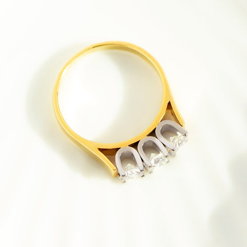 54 Bague trois pierres en or jaune et diamants 58 Facettes HJ062626