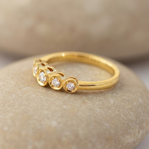 53 Bague cinq diamants en or jaune 750 58 Facettes HJ062631
