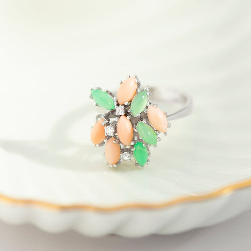61 Bague fleur en or blanc 585, corail, chrysoprase et diamants 58 Facettes HJ062634