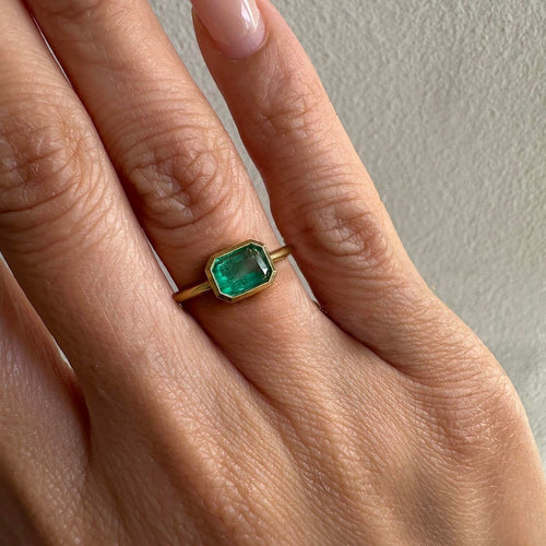 53 AITCHES - Bague en or 18K avec émeraude taille à degrés 58 Facettes GBR1072YG