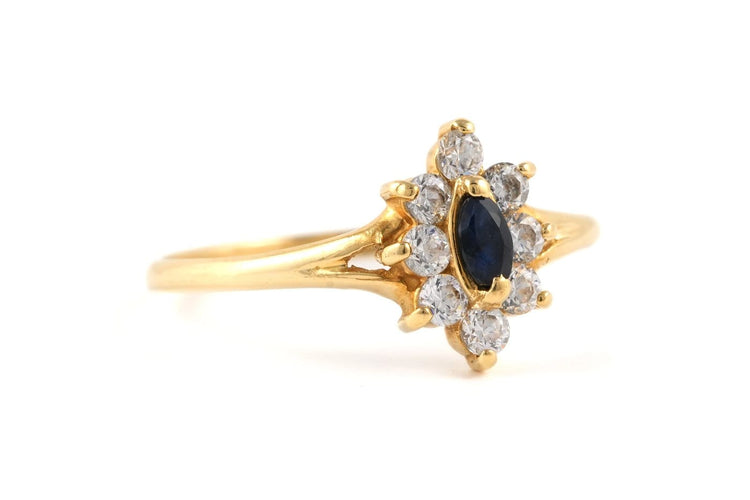 52 Bague contemporaine en or jaune 18 carats sertie d'un saphir et de zirconiums 58 Facettes B898