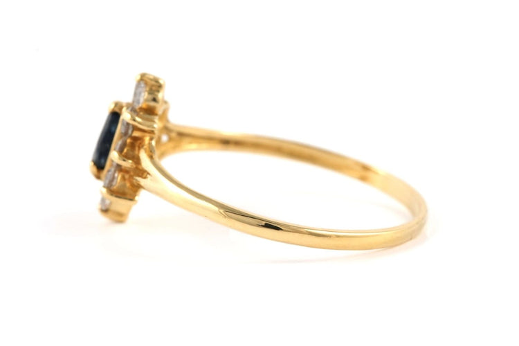 52 Bague contemporaine en or jaune 18 carats sertie d'un saphir et de zirconiums 58 Facettes B898