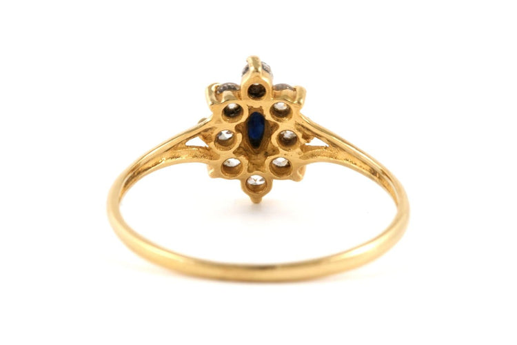 52 Bague contemporaine en or jaune 18 carats sertie d'un saphir et de zirconiums 58 Facettes B898