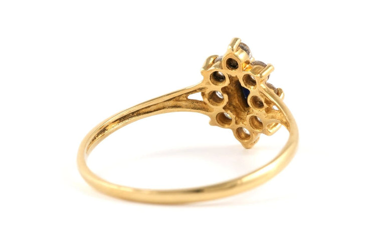 52 Bague contemporaine en or jaune 18 carats sertie d'un saphir et de zirconiums 58 Facettes B898
