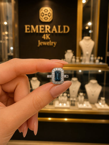 55 Bague rectangulaire en or blanc, topaze bleue et diamants 58 Facettes 50497