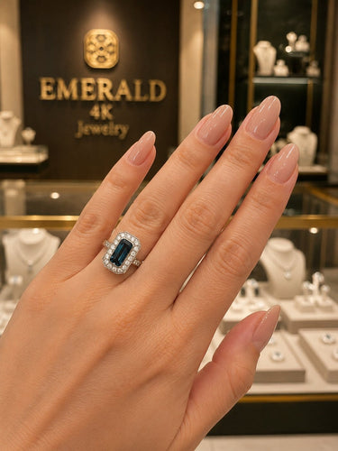 55 Bague rectangulaire en or blanc, topaze bleue et diamants 58 Facettes 50497