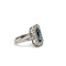 55 Bague rectangulaire en or blanc, topaze bleue et diamants 58 Facettes 50497