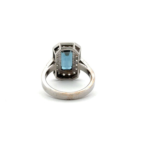 55 Bague rectangulaire en or blanc, topaze bleue et diamants 58 Facettes 50497