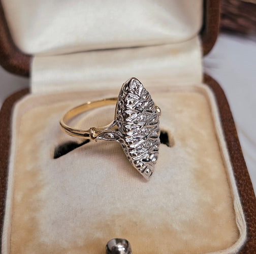 49.5 Bague marquise en or jaune et blanc et diamants 58 Facettes 756