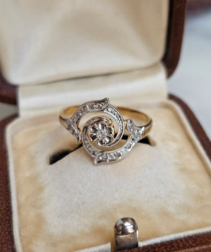 52 Belle Époque - Bague tourbillon en or jaune, platine et diamants 58 Facettes 753
