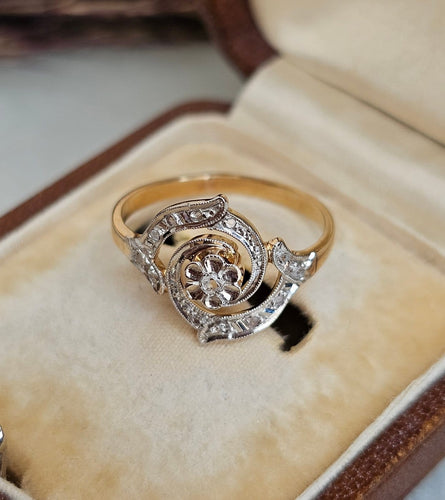 52 Belle Époque - Bague tourbillon en or jaune, platine et diamants 58 Facettes 753