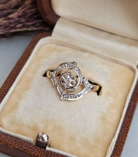 52 Belle Époque - Bague tourbillon en or jaune, platine et diamants 58 Facettes 753