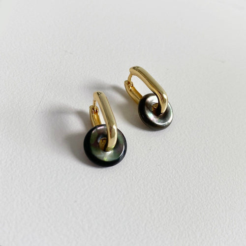 Jullie - Boucles d'oreilles en nacre noire 58 Facettes SER1024YG