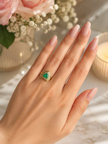 52 Bague cœur en or jaune, émeraude colombienne et diamants 58 Facettes 50500