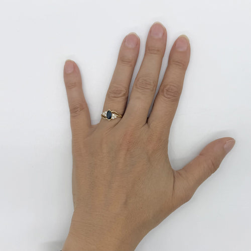 51 Bague en or jaune, saphir et diamants 58 Facettes Z15B51838