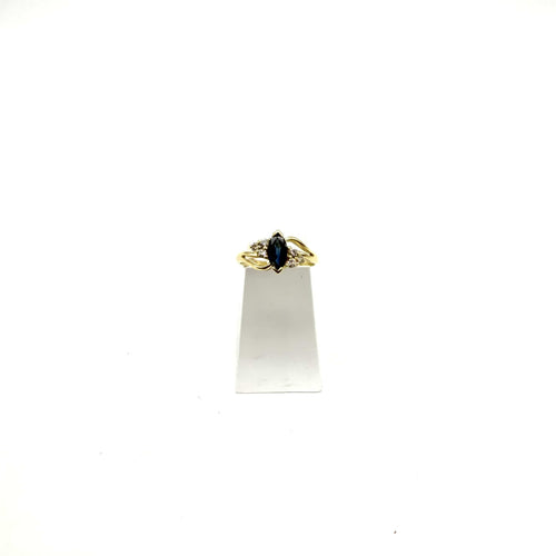 51 Bague en or jaune, saphir et diamants 58 Facettes Z15B51838