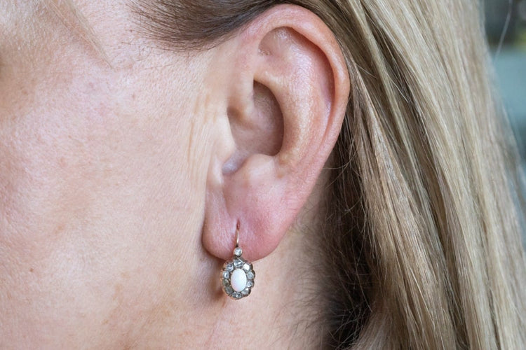 Boucles d'oreilles anciennes en or jaune, opales et diamants 58 Facettes 13420