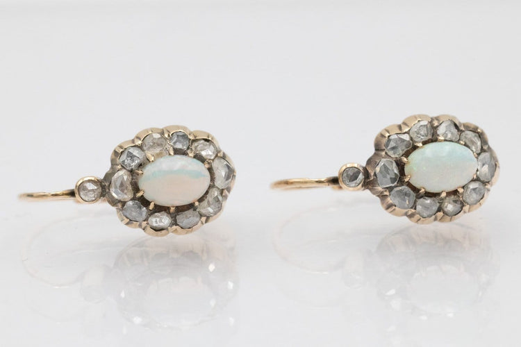 Boucles d'oreilles anciennes en or jaune, opales et diamants 58 Facettes 13420
