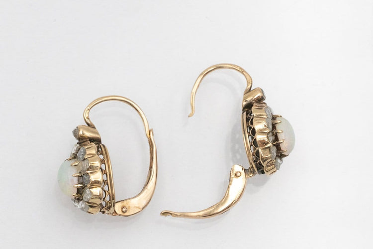 Boucles d'oreilles anciennes en or jaune, opales et diamants 58 Facettes 13420
