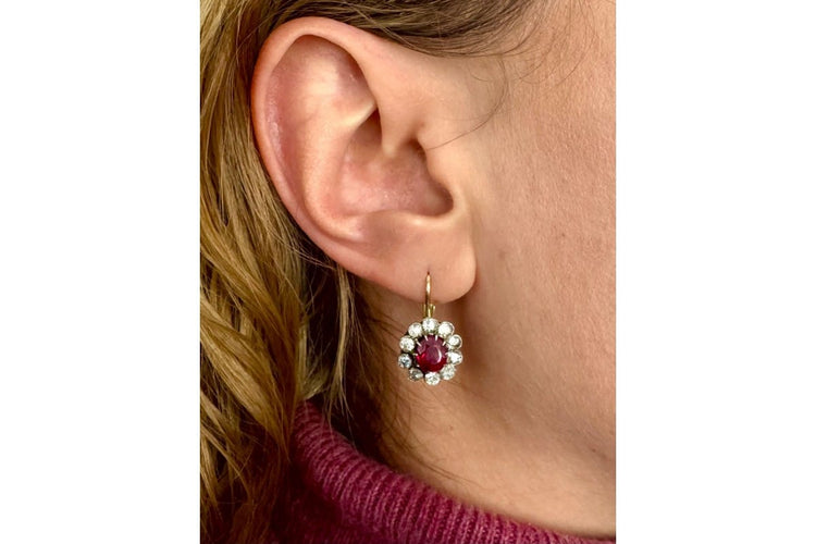 Boucles d'oreilles fleurs en or jaune, diamants et rubis synthétiques 58 Facettes 10716