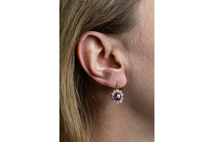 Boucles d'oreilles fleurs en or jaune, diamants et rubis synthétiques 58 Facettes 10716