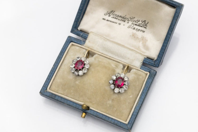 Boucles d'oreilles fleurs en or jaune, diamants et rubis synthétiques 58 Facettes 10716