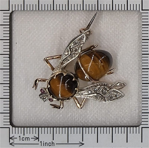 Charming Interbellum Bee Brooch, ca. 1930, with Tiger’s Eye and Diamonds 58 Facettes 26050-0106
