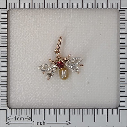 Victorien - Pendentif insecte en or rouge, argent, diamants et perle 58 Facettes 26079-0303